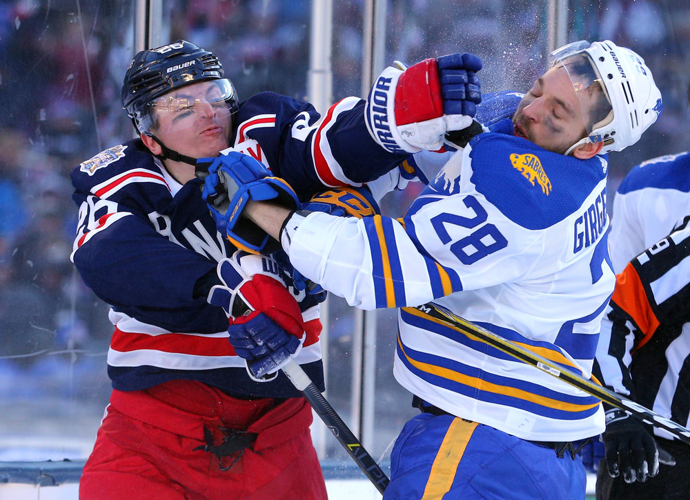 Zemgus Girgensons (pa labi) Bufalo “Sabres” spēlē pret Ņujorkas “Rangers”.