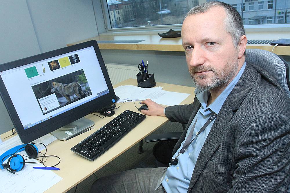 Nacionālās enciklopēdijas galvenais redaktors Valters Ščerbinskis demonstrē, kāda izskatīsies enciklopēdijas elektroniskā versija: “Jo Nacionālā enciklopēdija jau sēž it kā uz diviem krēsliem – viens ir drukātā, otrs – elektroniskā versija, kas ir pamatu pamats.”
