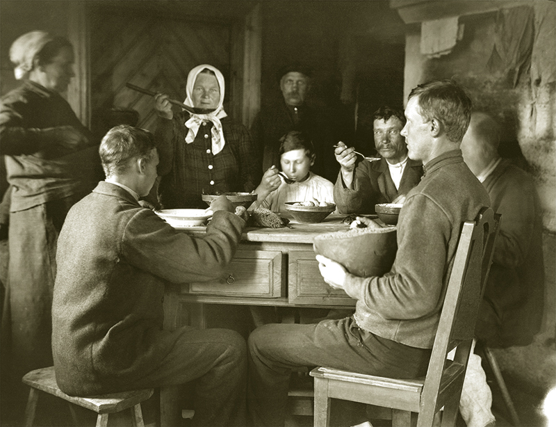 Saime pie pusdienu galda. Rēzeknes apriņķa Ozolmuižas pagasta Paulina sādža. 1925. gada 10. augusts. Fotogrāfs Alfrēds Krimuldēns. Latvijas Nacionālā vēstures muzeja krājums.