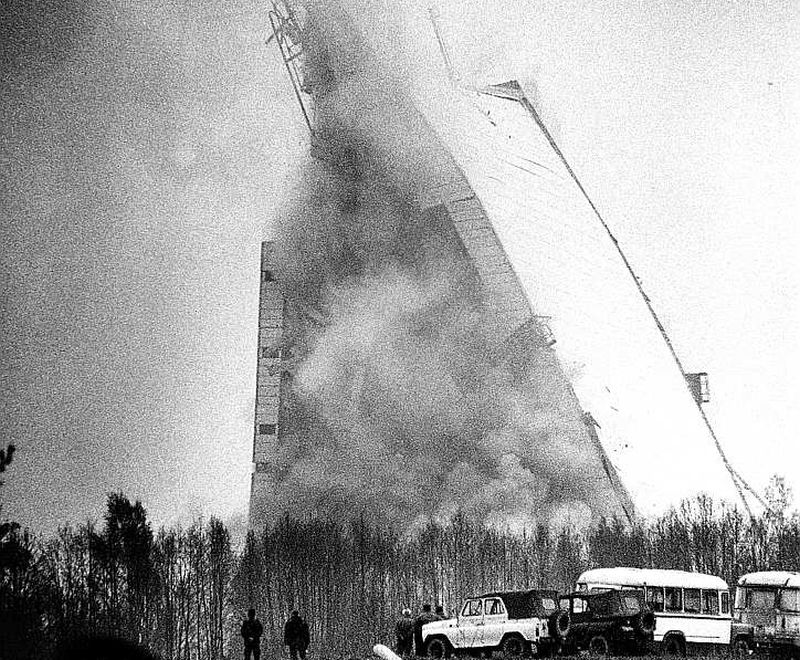 Simboliska bija arī Skrundas radiolokācijas stacijas jaunās ēkas uzspridzināšana 1995. gada 4. maijā.