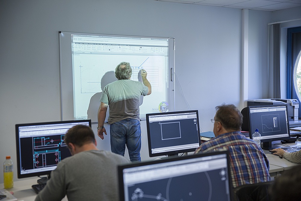 Bezdarbnieku profesionālās apmācības kursi “TechnoCampus” Goseljē, Beļģijā, kuros pasniedzējs palīdz apgūt datordizaina programmatūru.