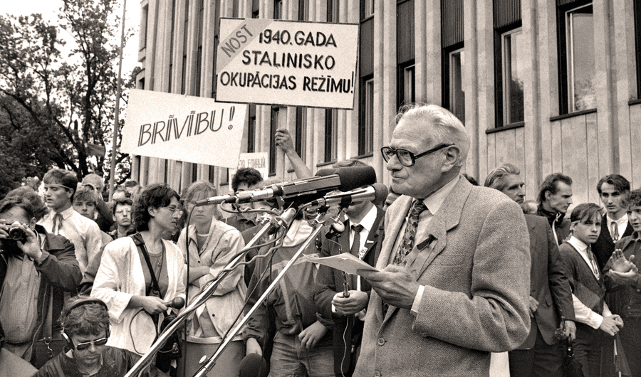 1988. gada 14. jūnija mītiņā pie Kongresu nama.
