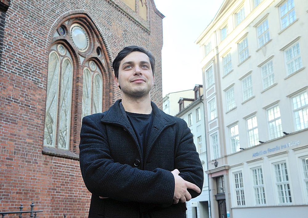 “Lielākais izaicinājums bija radīt mākslas darbu nevis kā svešķermeni, bet gan kā Dievnama papildinājumu,” saka arhitekts un mākslinieks Krišs Zilgalvis.