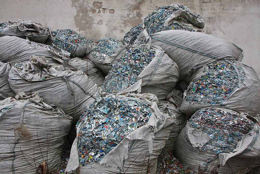 Izjukušos maisos noglabāta arī sasmalcināta plastmasa.