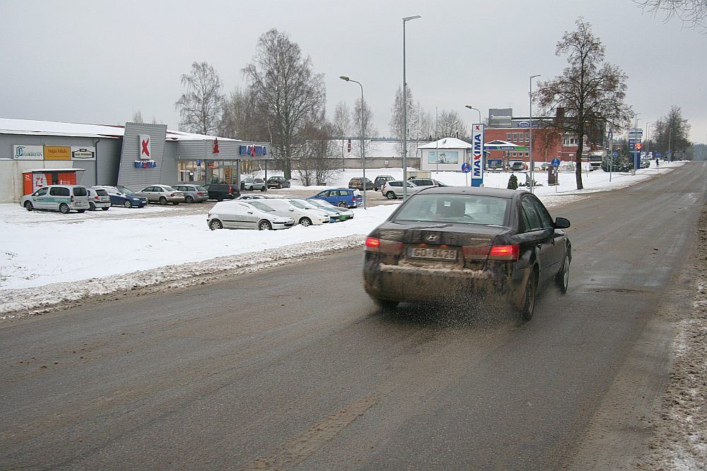 Vieta Kandavā, kur tika aizdedzināts auto.