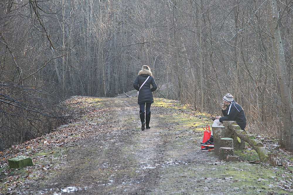 Meitene, ejot pa taciņu, redzējusi, ka vīrietis sēž uz bluķīša. Kad pagājusi viņam garām, jutusi, ka kāds seko…