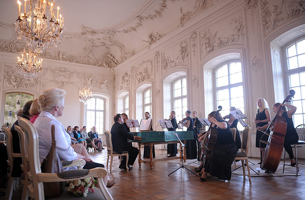 Par izcilu sniegumu gada garumā uz balvu pretendē Rīgas kamerkoris “Ave Sol”, orķestris “Rīga”, kā arī baroka orķestris “Collegium Musicum Riga”. Attēlā: “Collegium Musicum Riga” uzstājas Rundāles pilī.
