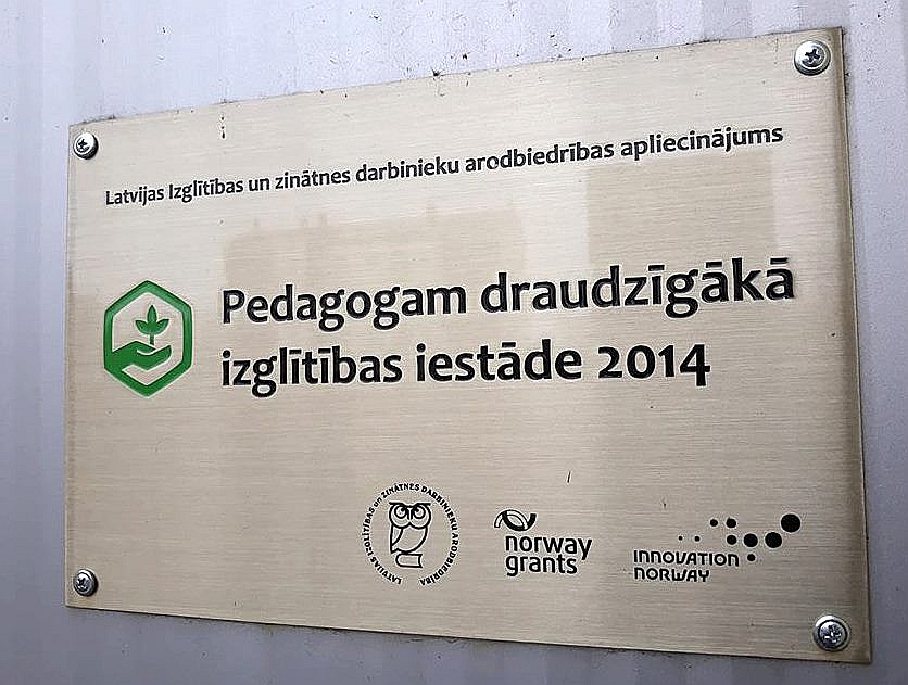 Plāksne pie Ogres bērnudārza “Riekstiņš”. Šī pirmsskolas iestāde ogrēniešu vidū tiek augstu vērtēta.