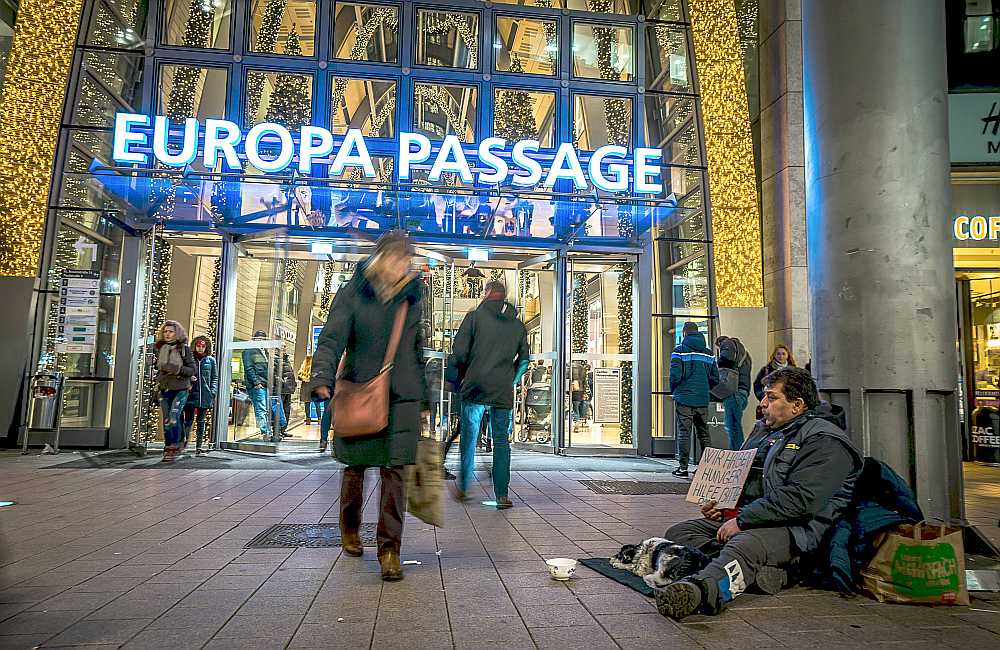 Bezpajumtnieks iepirkšanās centra “Europa Passage” priekšā Hamburgā Vācijā gadu mijā.