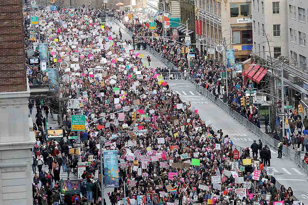 Vakar daudzās ASV pilsētās un arī citviet pasaulē notika plašas demonstrācijas, iestājoties par sieviešu tiesībām un protestējot pret ASV prezidentu Donaldu Trampu. Attēlā: Policija pārrauga masu demonstrāciju Ņujorkas centrā.