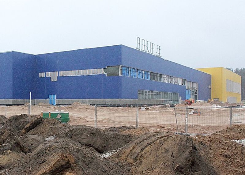 Latvijai nav izdevies piesaistīt lielu starptautisku zīmolu ar nozīmīgām investīcijām (piemēram, virs 30 miljoniem eiro). Izņēmums ir IKEA, bet arī tas ienācis ar vairāku gadu aizturi.