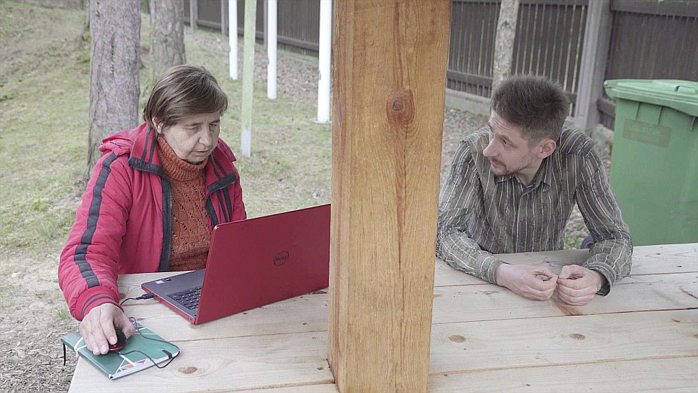 Kadrs no Ievas Ozoliņas dokumentālās filmas “Dotais lielums: mana māte”.