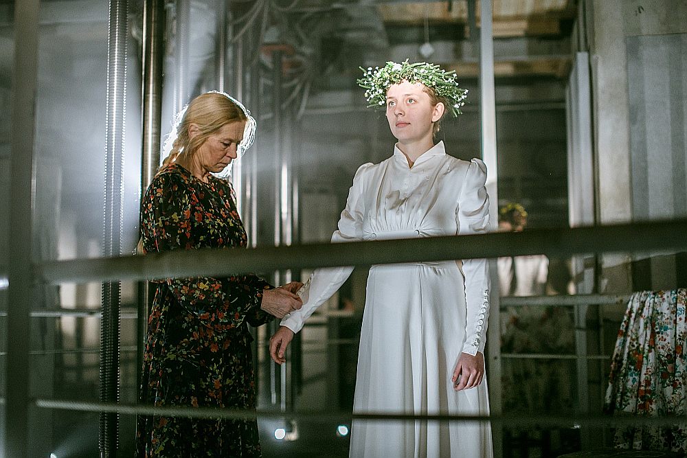 Izrādes iedarbīgākā daļa ir un paliek Sanitas Reinsones pierakstītais teksts Valmieras teātra aktrišu iejūtīgajā lasījumā. Attēlā: Dace Everss un Zane Leimane izrādes ainā.