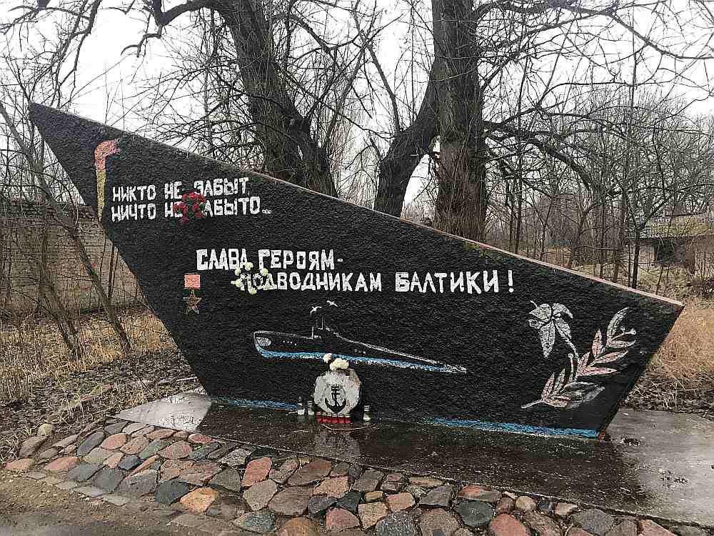 Bolderājā pie Latvijas Jūras spēku štāba atrodas noplucis piemineklis, kas, spriežot pēc uzrakstiem krievu valodā, godina padomju zemūdeņu varoņus. Rīgas domes deputāts Dainis Locis (NA) uzskata, ka šādam objektam Latvijas galvaspilsētā nav vietas.