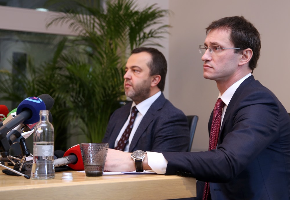 “ABLV Banka” preses konference 22.02.2018. Valdes priekšēdētājs Ernests Bernis (no kreisās) un valdes priekšsēdētāja vietnieks Vadims Reinfelds.