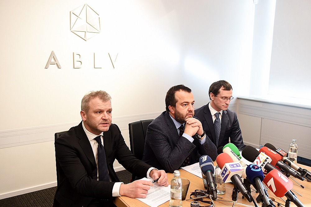 “ABLV Bank” līdzīpašnieks un padomes priekšsēdētājs Oļegs Fiļs (no kreisās), bankas valdes priekšsēdētājs Ernests Bernis un valdes priekšsēdētāja vietnieks Vadims Reinfelds preses konferencē, kurā paziņoja par gaidāmo bankas pašlikvidācijas procesu.