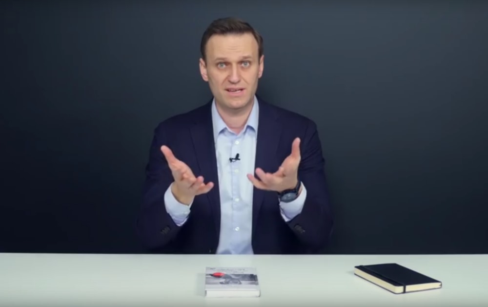 Aleksejs Navaļnijs komentē dažādus jautājumus savā You Tube profilā.