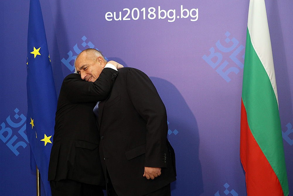 EK priekšsēdētājs Žans Klods Junkers sveic Bulgārijas premjerministru Boiko Borisovu, uzsākot ES prezidentūru.