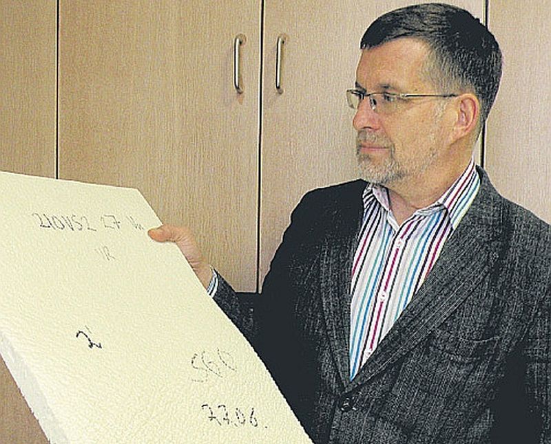 Uģis Cābulis, Latvijas Valsts koksnes ķīmijas institūta direktors, demonstrē putupoliuretāna kompozīciju, kurā izmantota Latvijā iegūstamā rapšu eļļa.