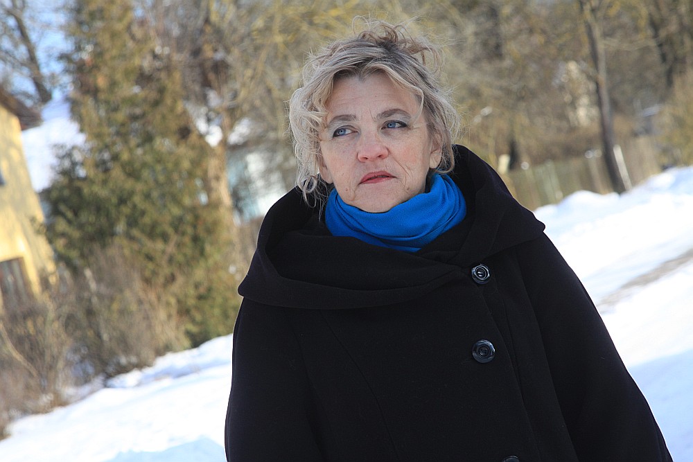 Ārste Dita Danosa apgalvo, ka gan veselības centra administrācijas, gan pacientu attieksmes dēļ darba vidē un darba attiecībās vairs nejūtas droša, tāpēc pagājšnedēļ lūdza lauzt darba līgumu. Nesaprašanās radusies Valsts valodas likuma ievērošanas dēļ. “Man tika aizrādīts, ka runāju ar pacientiem latviešu (valsts!) valodā,” iesniegumā Valsts valodas centram raksta D. Danosa.