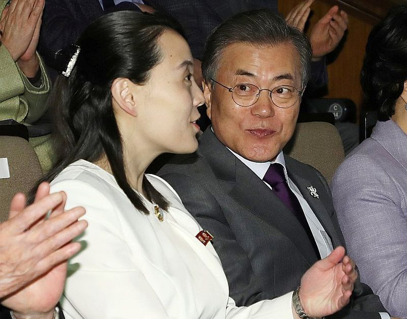 Dienvidkorejas prezidents Muns Džēins un Ziemeļkorejas diktatora Kima Čenuna māsa Kima Jočena vakar Seulā kopā apmeklēja koncertu Korejas Nacionālajā teātrī.