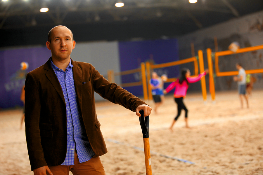 “Beach Arena” izpilddirektora Jāņa Vītola līdzšinējā darba pieredze saistīta ar sporta un kultūras pasākumu organizēšanu. Kādu laiku viņš mācījies žurnālistiku un biznesa psiholoģiju, daudz apmeklējis dažādus kursus, taču visvērtīgākā izrādījusies pašmācība un sarunas ar zinošiem ļaudīm.