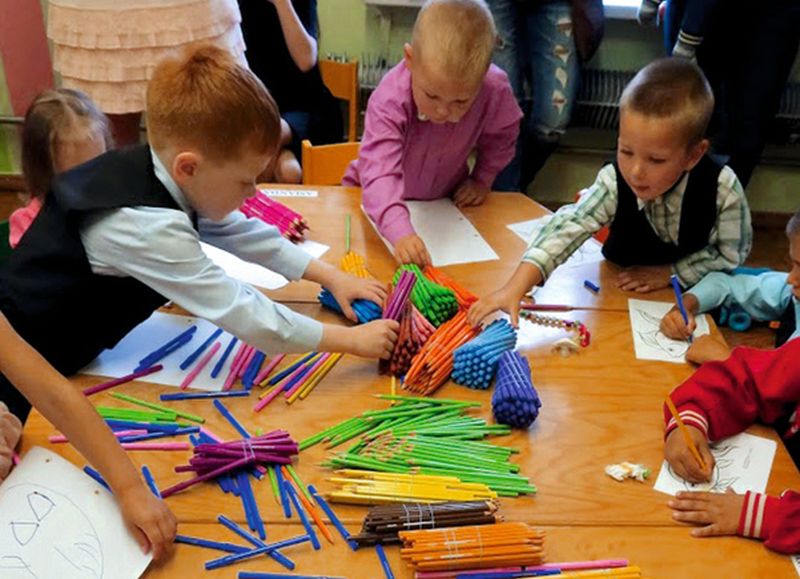 Pēdējās Zinību dienas rosība Jaunburtnieku skolā, kuru paredzēts slēgt šā gada 1. augustā.