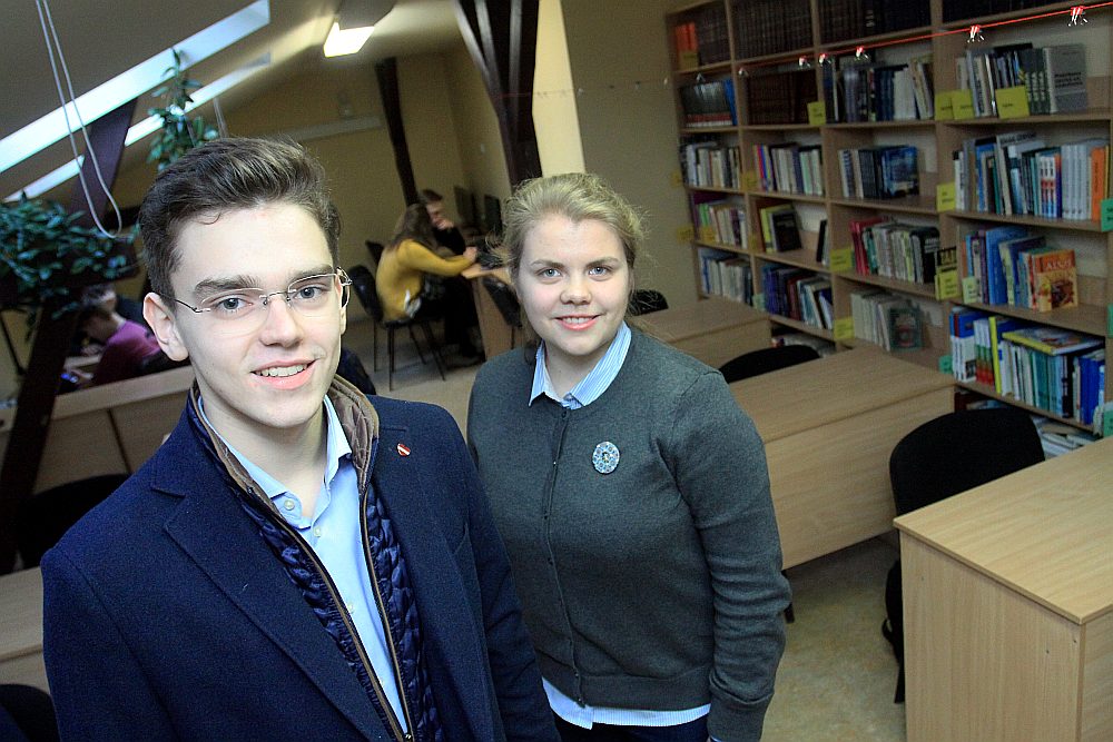 Daniils Vladimirovs un Linda Lielbriede skolēnu mācību uzņēmumu pārvērtuši biedrībā un noderīgā tīmekļa vietnē.