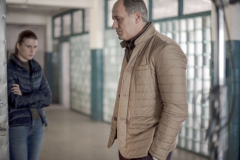 Kadrs no Andreja Zvjaginceva filmas “Nemīlestība” – Andris Keišs galvenās varones (Marjana Spivaka) vīra Antona lomā.