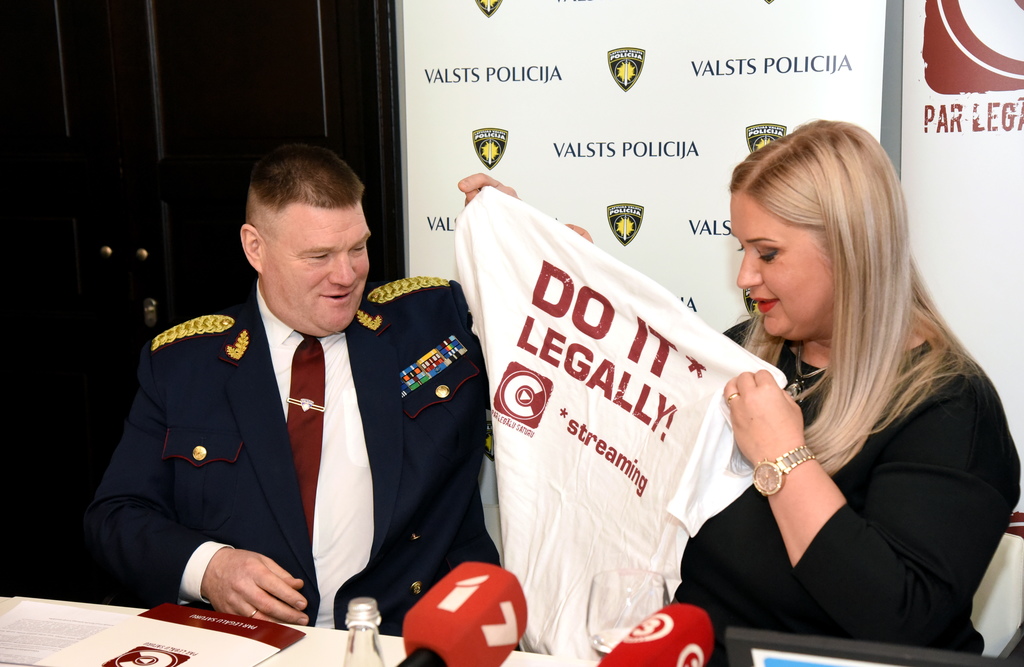 Valsts policijas priekšnieks Ints Ķuzis un biedrības “Par legālu saturu!” izpilddirektore Dace Kotzeva piedalās preses konferencē par pretpirātisma sociālo kampaņu “Nemāni sevi – tu zodz!” un Valsts policijas darba rezultātiem cīņā ar televīzijas satura nelegālajiem izplatītājiem.