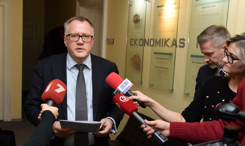 Ekonomikas ministrs Arvils Ašeradens preses brīfingā atbild uz žurnālistu jautājumiem pēc sanāksmes par obligātā iepirkuma komponentes reformas pilnveidošanu.