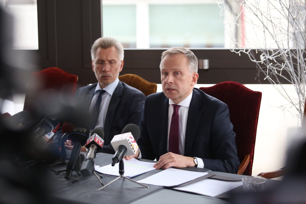 Latvijas Bankas prezidents Ilmārs Rimšēvičs preses konferencē informē par pēdējo dienu notikumiem, kas saistīti ar viņa aizturēšanu.