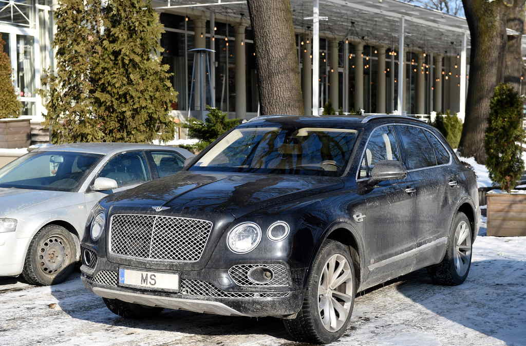 Maksātnespējas administratora Māra Sprūda automašīna “Bentley” ar numurzīmi “MS” autostāvvietā pie “Vernisāžas”.