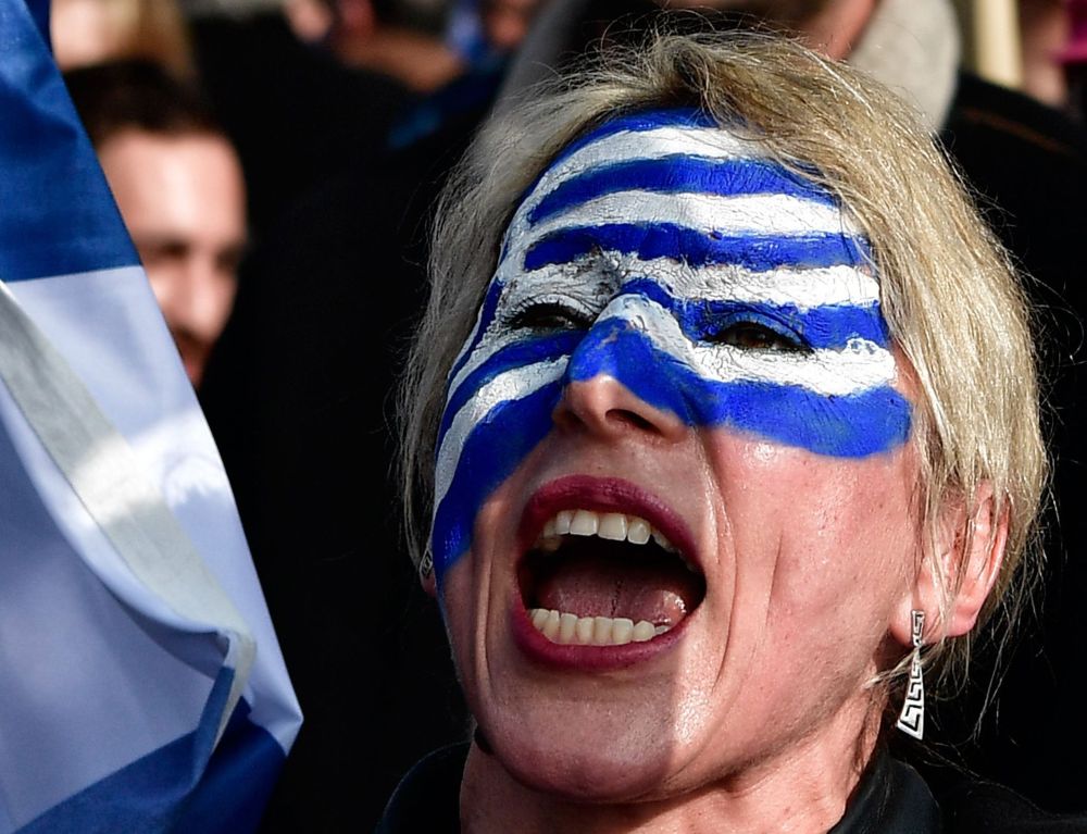 Demonstranti svētdien, 2. februārī, Sintagmas laukumā Atēnās pieprasa: “Maķedonija ir grieķu!”