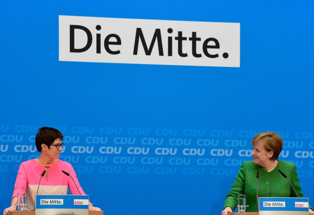 Vācijas kanclere Angela Merkele uz Kristīgi demokrātiskās savienības (CDU) ģenerālsekretāra amatu izvirzījusi Zāras federālās zemes premjerministri Annegrētu Krampu-Karenbaueri