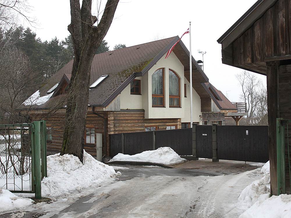 Mājokļu īpašnieki Rīgas centrā, Mežaparkā, Jūrmalā un citur turpinās maksāt ar viņu ienākumiem nesamērīgu nodokli.