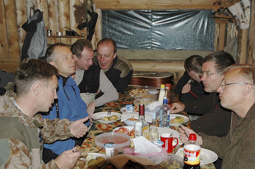 Aģentūras “AP” publicētajā fotogrāfijā, kas uzņemta 2010. gada 22. augustā, bet datubāzē “Scanpix” ievietota šopirmdien, redzams Latvijas Bankas prezidents Ilmārs Rimšēvičs (otrais no kreisās) un Krievijas Informācijas tehnoloģiju izpētes institūta vadītājs Dmitrijs Piļščikovs (trešais no kreisās). I. Rimšēvičs vakar žurnālistiem teica, ka Piļščikovu nepazīstot. Braucienu uz makšķerēšanu Kamčatkā viņš salīdzināja ar braucienu tūristu autobusā, kas dažādus cilvēkus savedis vienā galamērķī. Pirmajā braucienā viņa ceļabiedrs bijis Valērijs Maligins. Iespējams, attēlā pirmais no labās redzamais vīrietis ir V. Maligins, kurš nu jau ir aizsaulē. “AP” aģentūra Latvijas žurnālistiem apgalvojusi, ka fotogrāfija ir īsta. Latvijas amatpersonas to nemēģina apstrīdēt, bet jautā – kādu mērķu sasniegšanai tā šobrīd tiek izmantota.