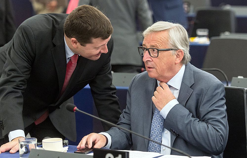 Eiropas Komisijas prezidents Žans Klods Junkers (no labās) apspriežas ar savas kancelejas vadītāju Martinu Zelmairu.