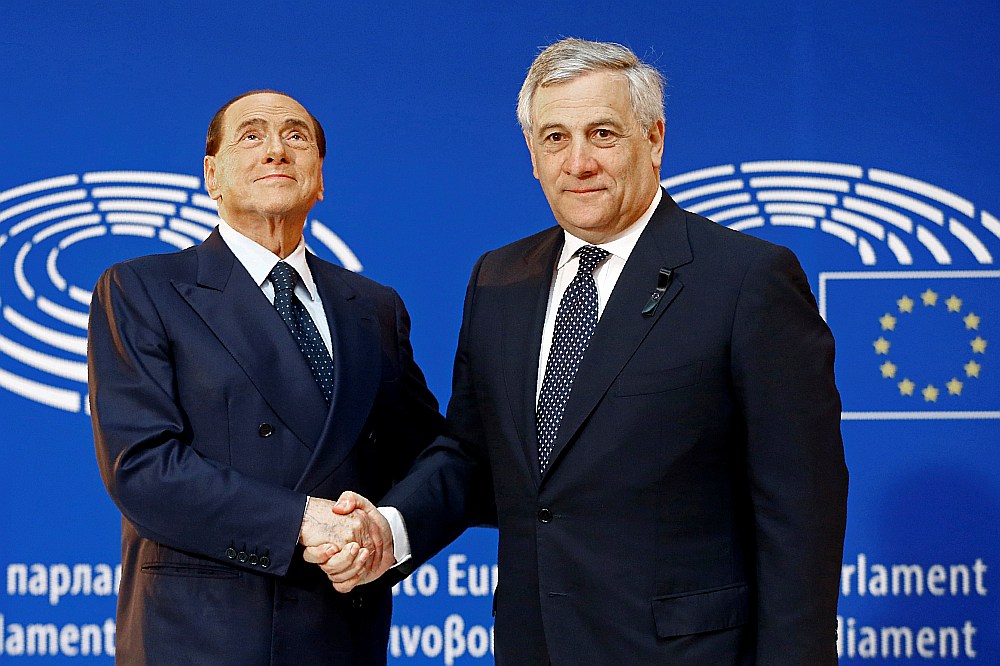 Itālijas ekspremjerministrs Silvio Berluskoni (no kreisās) valdības vadītāja amatam grib virzīt pašreizējo Eiropas Parlamenta prezidentu Antonio Tajāni.