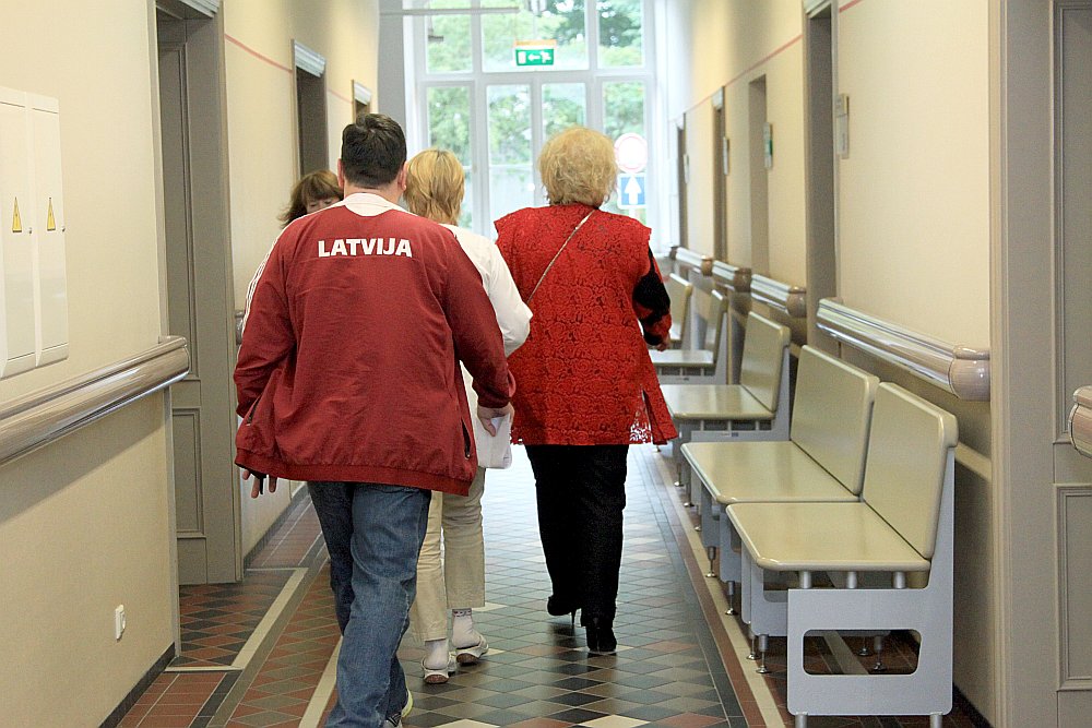 Mediķu arodbiedrība piekrīt, ka Latvijā ir problēma ar ārstu trūkumu, taču iebilst, ka tiktu atviegloti ceļi ārstu viesstrādnieku piesaistīšanai.