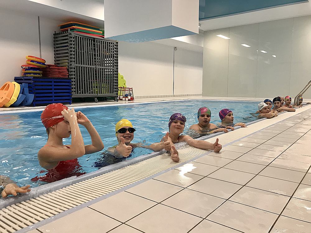 Oskara Kalpaka Rīgas Tautas daiļamatu pamatskolas 4.a klases skolēni peldas jaunajos bērniem paredzētajos baseinos un tos atzīst par ļoti labiem.