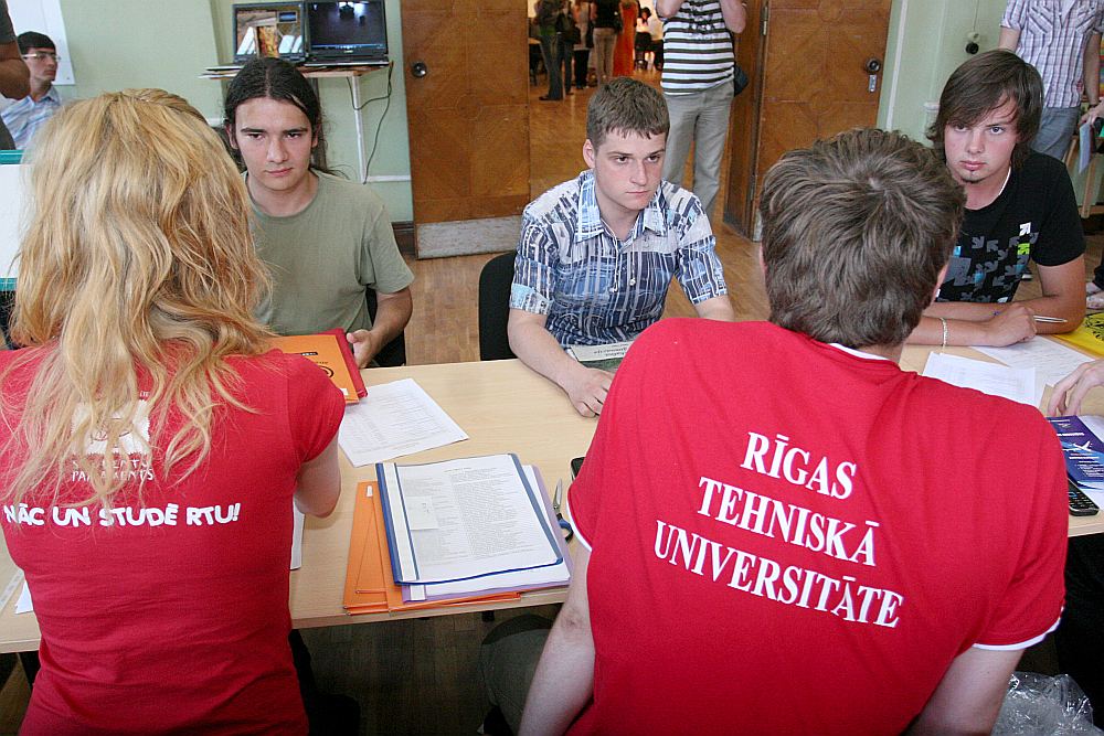 Visvairāk studentu ir Rīgas Tehniskajā universitātē, kur arī pieejams visvairāk valsts apmaksāto studiju vietu. Taču sarežģīto studiju programmu dēļ RTU cieš no liela studentu atbiruma.