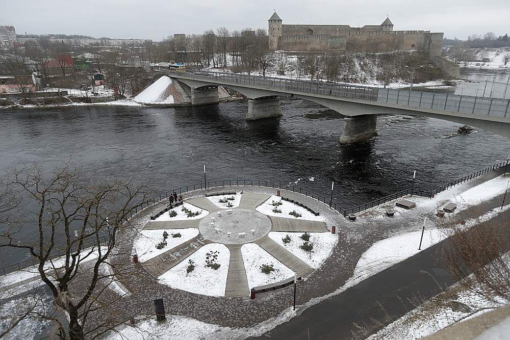Tilts pār Narvas upi, kas šķir Igauniju no Krievijas.