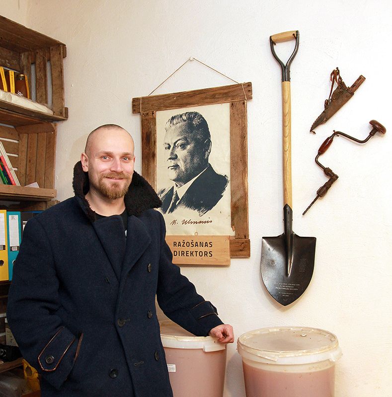 Ražošanas telpā pie sienas ir kādreizējā Latvijas Valsts prezidenta Kārļa Ulmaņa portrets. Tas ir tikai likumsakarīgi, jo jaunajam vīrietim vārds dots par godu šim valstsvīram, kā arī vecaistēvs esot strādājis kopā ar Kārli Ulmani.