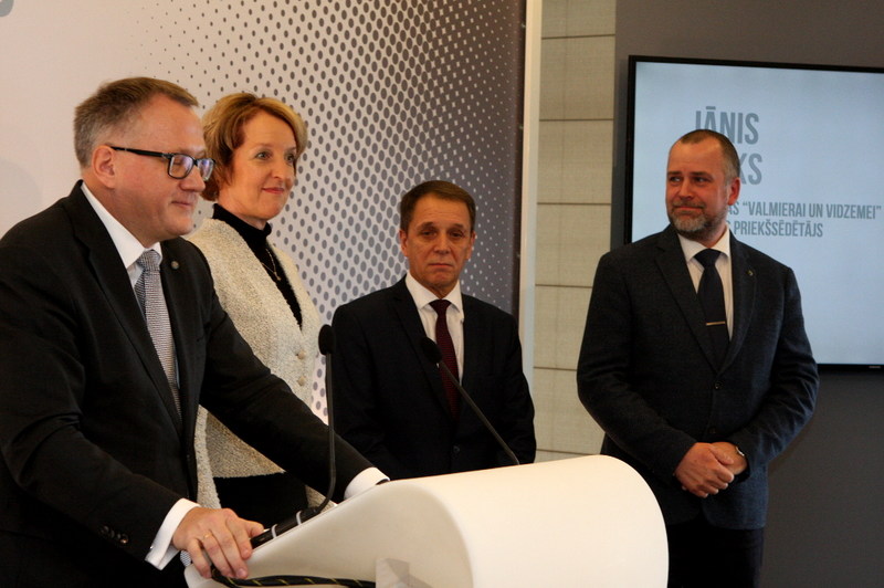 “Vienotības” priekšsēdētāja Arvila Ašeradena (no kreisās) iniciatīvai par jaunu labēji centrisku politisko apvienību pagaidām pievienojušies tikai trīs pašreizējie “Vienotības” sadarbības partneri – Ingas Bērziņas vadītā partija “Kuldīgas novadam”, Jura Šulca “Tukuma pilsētai un novadam”, kā arī “Valmierai un Vidzemei” ar Jāni Baiku priekšgalā.