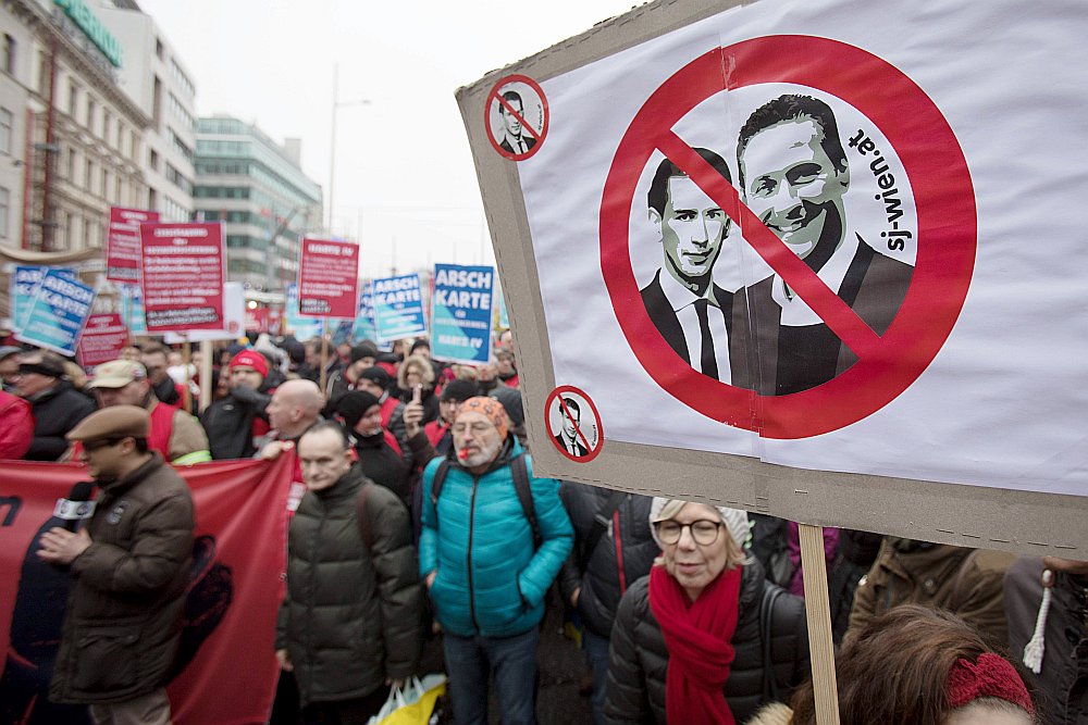 Vīnes iedzīvotāji protestē pret kanclera Sebastiana Kurca (plakātā no kreisās) un vicekanclera Heinca Kristiana Štrāhes politiku imigrācijas jomā.