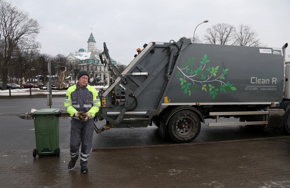 Publicitātes foto. Jūrmalas atkritumu apsaimniekošanas “Clean R” jaunās mašīnas.