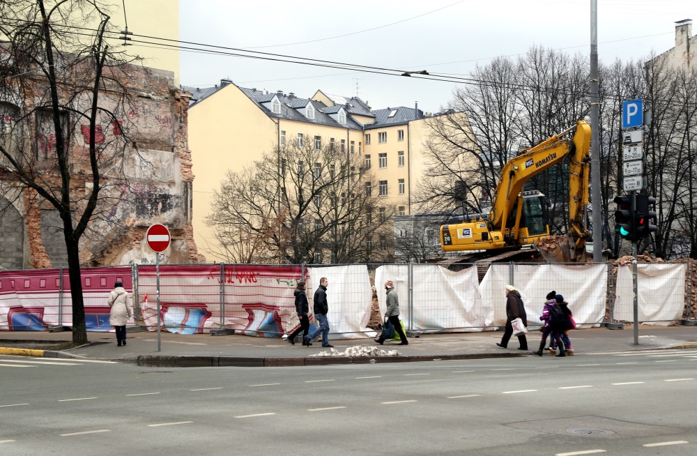 Rīgā 2016.gada 15.februārī nojauca graustu Brīvības ielā 78a, kas dregradēja vidi.