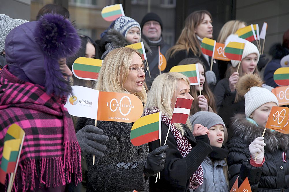 Vakar pie Lietuvas vēstniecības Rīgā projektā “Izdziedam 100” Latvijas iedzīvotāji ar vienu dziesmu latviski un vienu dziesmu lietuviski sveica mūsu kaimiņvalsts pārstāvjus svētkos.