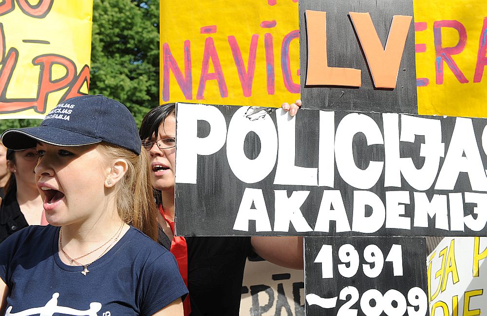 Latvijas Policijas akadēmijas studenti 2009. gada vasarā piketēja pie Ministru kabineta ēkas pret augstskolas slēgšanu. Tas gan nemainīja valdības viedokli, un tika nolemts akadēmiju ar 2010. gada 1. janvāri likvidēt. Toreizējā iekšlietu ministre Linda Mūrniece toreiz uzsvēra, ka svarīgāk ir saglabāt policiju, proti, ministrijas atvēlētie izdevumi akadēmijai bija ekvivalenti 2000 policistu algām: “Situācijā, kad man ir jāizvēlas starp neapmierinātiem policistu tūkstošiem, no kuriem ik pa laikam ir jāatlaiž daži simti, vai starp iestādi un mācībspēkiem, kuriem ir salīdzinoši ļoti lielas algas, izvēle ir viennozīmīga.”
